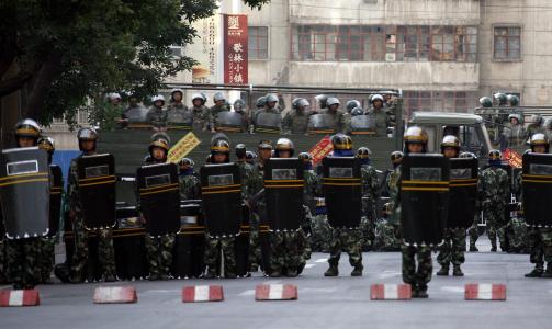 STENGER VEIER: Soldater blokkerer en av hovedveiene i Urumqi onsdag morgen. Foto: REUTERS/SCANPIX