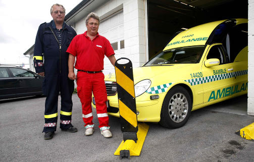 �DELEGGER: -Utrykningskj�ret�y som passerer slike midtskillere vil
�delegges. Det sier b�de ambulansesj�f�r �yvind Amundsen (t.h) og
brannmester Nils Henrik Nilsen. Foto: Per Fl�the