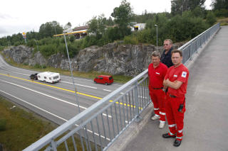 FARLIGE FORHOLD: Den gule midtstripa er i realiteten en midtskiller
som gir farlige arbeidsforhold for utrykningssj�f�rer, hevder
brannmester Nils Henrik Nilsen (bak) og ambulansesj�f�rene �yvind
Amundsen og Halvor Skarelven.
Foto: Per Fl�the