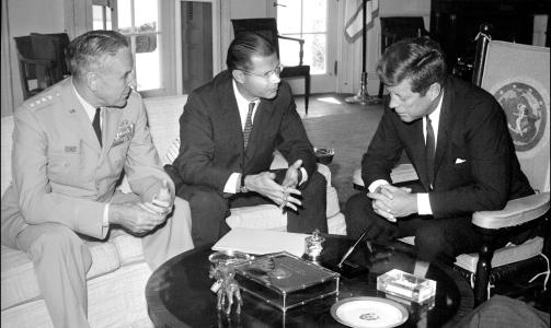 D�D: Tidligere forsvarsminister Robert McNamara (93) er d�d. Her er han flankert av forsvarssjef  general Maxwell Taylor og president John F. Kennedy i Det hvite hus i 1963, f�r en tur til S�r-Vietnam. Foto: AFP PHOTO/SCANPIX