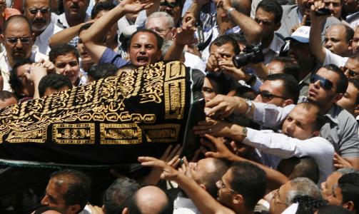 MARTYR: Egyptere demonstrerte mot drapet under hennes begravelse i Alexadra 6. juli i �r. Foto: Reuters/Asmaa Waguih/Scanpix