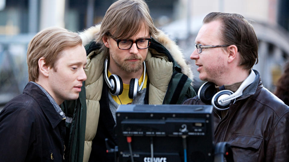 TAR NYE OPPGAVER: Altfor mange norske regiss�rer forsvinner etter � ha laget �n film. N� tyder mye p� at regiss�rene Joachim R�nning og Espen Sandberg f�r nok � gj�re i �rene som kommer. Her er de sammen med �Max Manus�-hovedrolleinnehaver Axel Hennie.