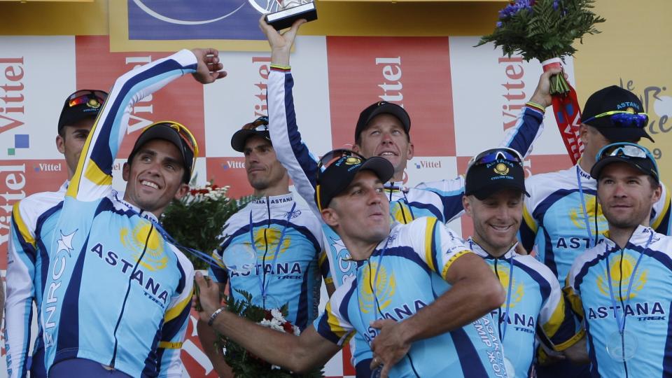 GOD STEMNING? Alberto Contador, Lance Armstrong og de andre Astana-rytterne imponerte p� g�rsdagens lagtempo, men var et tidel unna � sikre Lance den gule tr�ya i Tour de France. Det synes imidlertid sjefen var helt greit. Foto: SCANPIX/AP/Christophe Ena