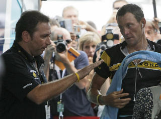 FORN�YD: Astana-direkt�r Johan Bruyneel er naturlig nok tilfreds med fire av sine beste blant de fem �verste p� Tour-resultatlista.Foto: SCANPIX/AP/Laurent Rebours