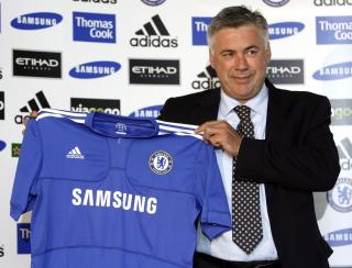 F�R PENGER TIL KJ�P: Chelsea-sjef Carlo Ancelotti ska f� kj�pe minst �n storspiller i sommer. Italieneren ga seg som Milan-trener i v�r. Foto: REUTERS/Stefan Wermuth