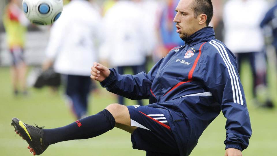 TILBAKE P� TRENING: Franck Ribery har begynt sesongoppkj�ringen med Bayern. I g�r nektet franskmannen for at han har ytret �nske om et klubbskifte. Foto: AFP DDP/OLIVER LANG