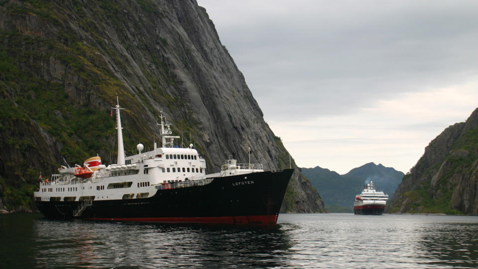 LOFOTEN:M/S Lofoten i Trollfjorden i Vester�len. Lenger ute i Lofoten kan det bli verdensarv, om noen �r.Foto: Odd Roar Lange