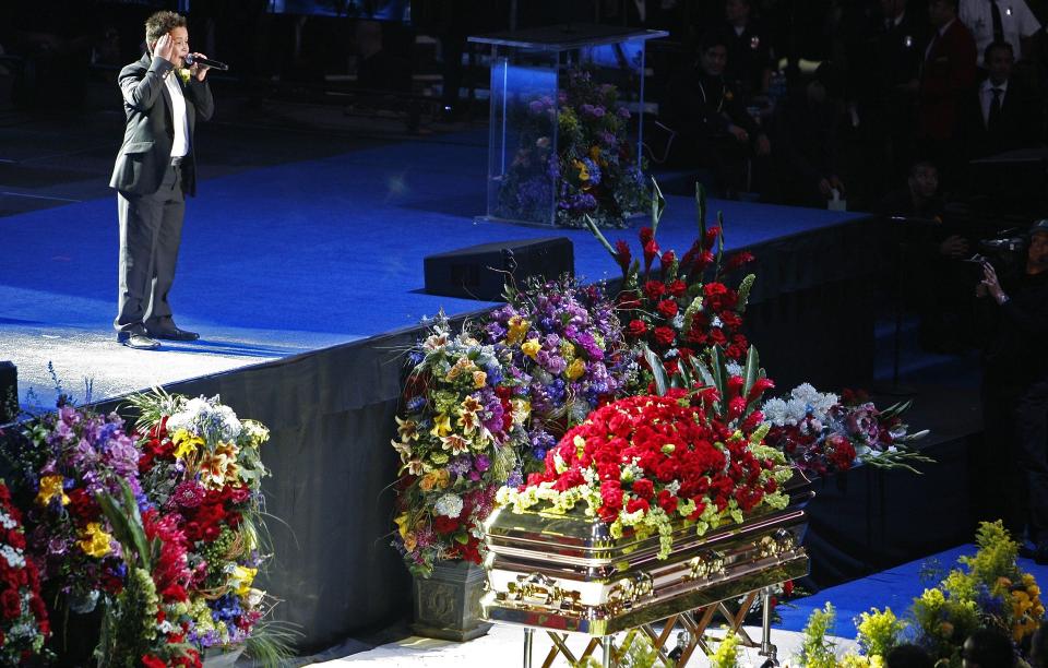 SANG FORAN MILLIONER AV TILSKUERE: Egentlig skulle Shaheen Jafargholi ha sunget sammen med Jackson under Londonkonsertene i sommer. I stedet opptr�dte han under minnemarkeringen i g�r. Jackson oppdaget Jafargholi p� YouTube. Foto: EPA/MARIO ANZUONI / REUTERS /SCANPIX