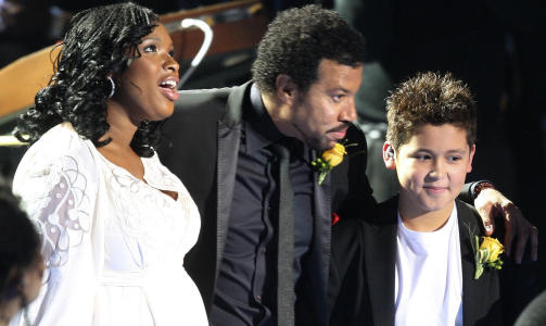 I GODT SELSKAP: Her er Shaheen p� scenen sammen med Jennifer Hudson og Lionel Richie under minnemarkeringen i g�r kveld. I likhet med Stevie Wonder, Usher og Mariah Carey sang ogs� den relativt ukjente walisiske tolv�ringen en hyllest til Michael Jackson.  Foto: SCANPIX/REUTERS/Mario Anzuoni