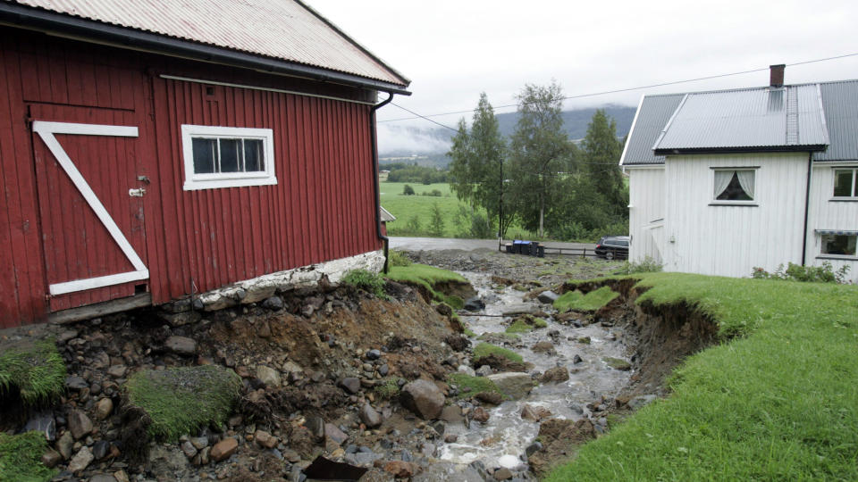  SJEKK AVL�P:  NVE r�der folk til � sjekke at lokale bekkker, avl�p og renner er �pne n�r det massive regnv�ret setter inn p� store deler av �stlandet i dag. Vannet finner en vei uansett - her fra S�ndre Land, der vannet fant en ny trase under flommen somemren 2007. Arkivfoto: TERJE BENDIKSBY, SCANPIX.