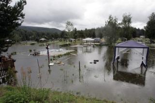  IKKE BADELAND:  Hokksund B�t og Camping under flommen p� �stlandet sommeren 2007. NVE advarer mot lignende tilstander langs sm�elver og bekker p� deler av �stlandet i l�pet av natta. Arkivfoto: BJ�RN SIGURDS�N, SCANPIX.