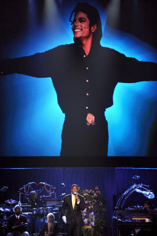 MINNESTUND: Michael Jacksons bror, Jermaine Jackson, holder en tale under minnstunden p� Staples Center i Los Angeles. Foto: AFP PHOTO/GABRIEL BOUYS/POOL/Scanpix