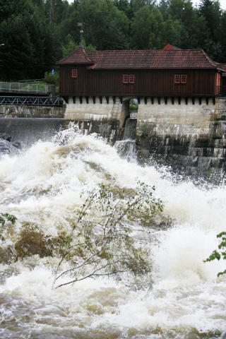  DEN FUKTIGE 2007-SOMMEREN:  Fra Labro i Kongsberg i juli for to �r siden. - Numedalsl�gen vil greie � ta unna for regnv�ret kommende d�gn, opplyser NVE. Arkivfoto: KNUT FALCH, SCANPIX.