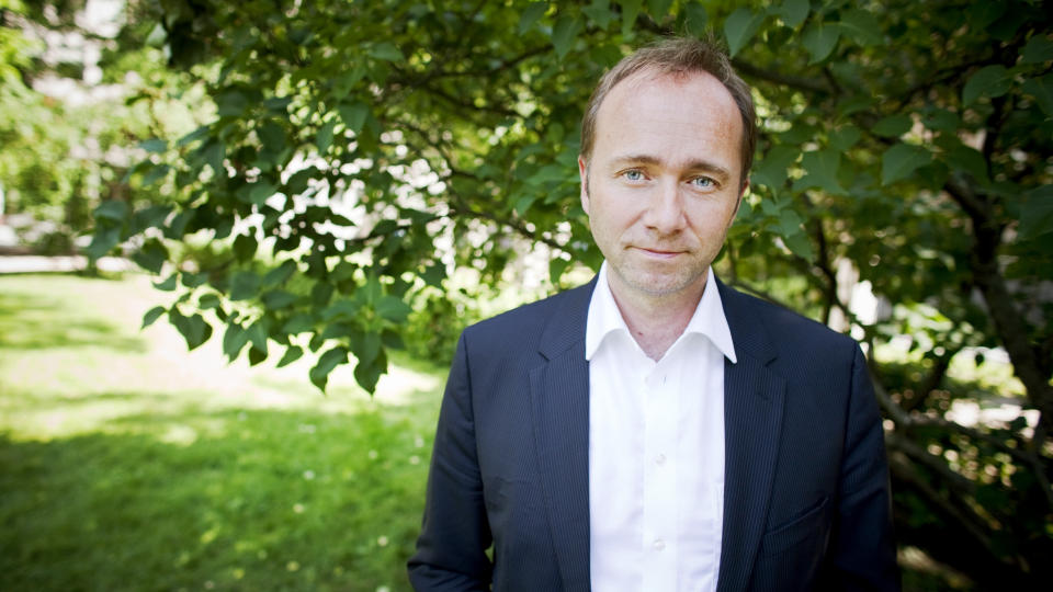 ENDRET KONSESJONEN: Samferdelsdepartementet endret konsesjonen, slik at RiksTV n� blir eneste akt�r i det digitale bakkenettet. Kulturminister Trond Giske forsvarer beslutningen. FOTO: SCANPIX