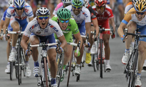 �KER FORSPRANGET: Mark Cavendish i gr�nt spurter inn til tredjeplass bak Mikhail Ignatijev, som var med i bruddet til Voeckler. Thor Hushovd (utenfor bildet) kj�rte inn til tiendeplass.Foto: Laurent Rebours, AP/Scanpix