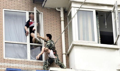 GJORDE MOTSTAND: Chen Long klarte � holde faren unna etter at han fikk tak i jenta. Foto: REUTERS/China Daily/Scanpix