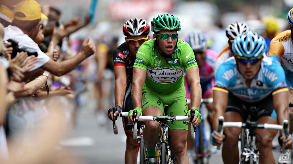GR�NN OG SINT: Mark Cavendish spurtet inn til tredjeplass p� dagens etappe. En mil tidligere skjelte han ut en spansk Caisse d'Epargne-rytter.Foto: Arnt E. Folvik, Dagbladet
