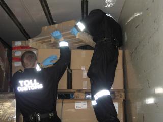 MYE HASJ: Tollvesenet fant 292 kilo hasj i denne lastebilen registert i Nederland. Foto: Tollvesenet