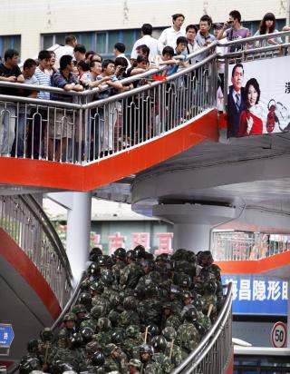 SPENT SITUASJON: Oppr�rspoliti og soldater har tatt kontroll i Urumqi, den st�rste byen i Xinjiang-regionen. Foto: REUTERS/ Nir Elias/Scanpix