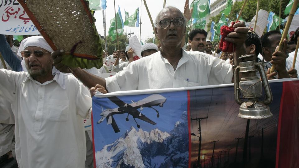RAKETTANGREP: Minst 45 personer er drept i nye rakettangrep i S�r-Waziristan. Her protesterer tilhengere av det religi�se partiet Jamat-i-Islami mot et liknende angrep tidligere denne m�neden. Foto: AP Photo/K.M.Chaudary