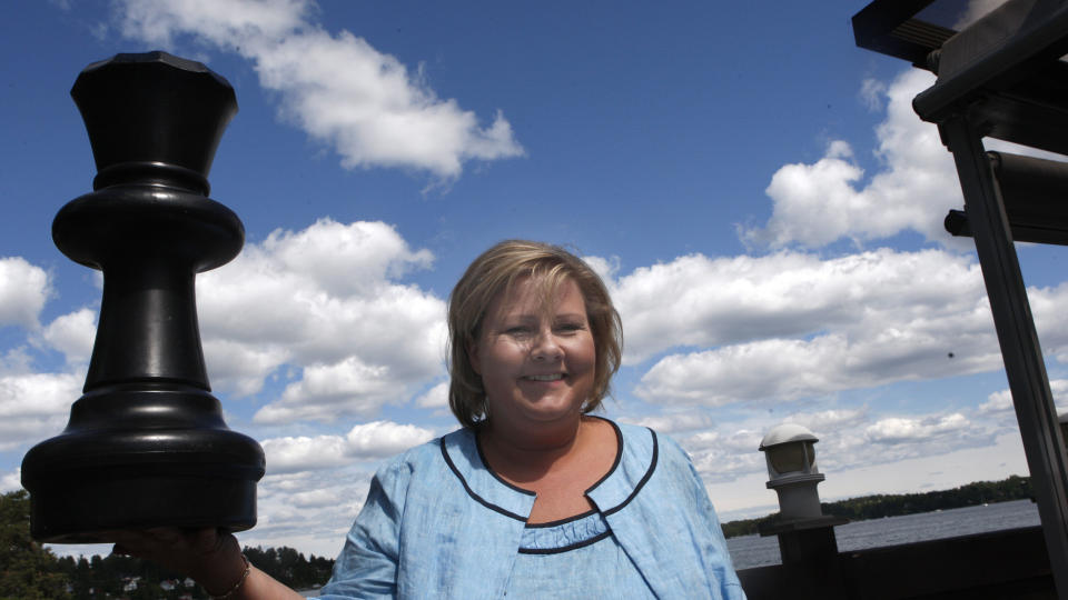  OPPMUNTRING:  H�yre og partileder Erna Solberg kan endelig glede seg over tall fra en meningsm�ling - to m�neder f�r Stortingsvalget. Foto: KNUT FALCH, SCANPIX.