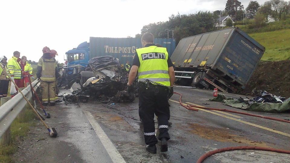  KNUST:  Personbilen ble knust og f�reren drept momentant i frontkollisjonen med dette vogntoget p� E6 i Skogn ved 05.15-tiden i morges. Foto: TOR AAGE HANSEN.