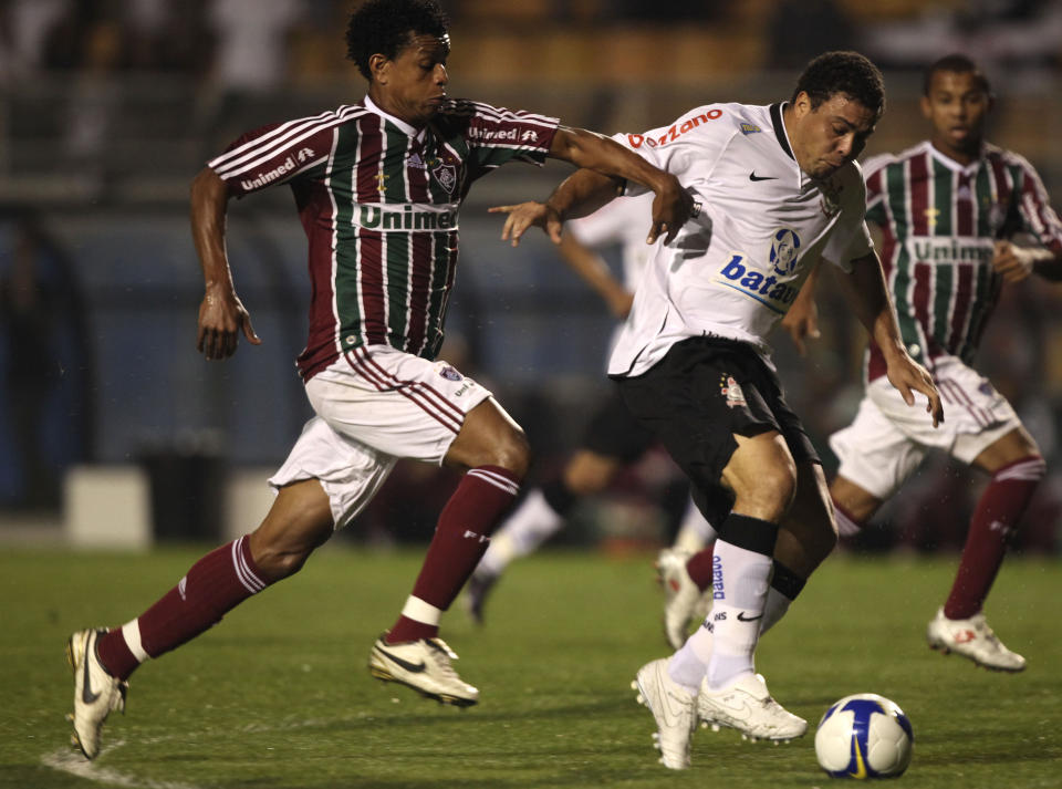 M�LFARLIG: Ronaldo (t.h.) vet fortsatt hvor m�let st�r. Mot Fluminese ble det hat-trick for Corinthians-spissen, som n� har 14 m�l p� 22 kamper etter comebacket i brasiliansk fotball.Foto: SCANPIX/AP Photo/Andre Penner