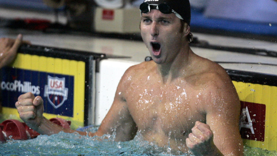 REKORD NUMMER FEM: Aaron Peirsol jubler over sin v-rekord p� 100 meter rygg. Foto: AP/Michael Conroy