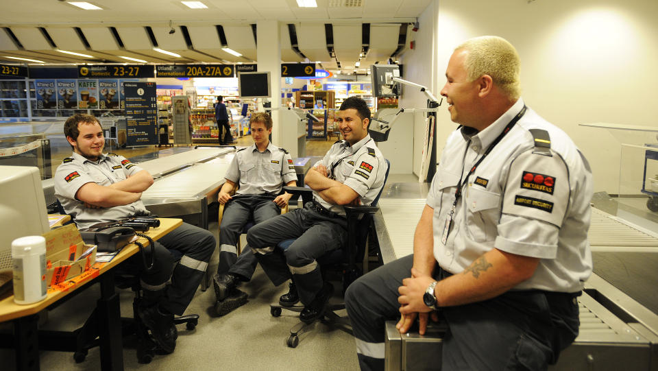 MANGE: Da streiken var et faktum p� Flesland i 2008, ble det rolige timer for mannskapene i sikkerhetskontrollen. N� kan vekterne i Hordaland glede seg over at de er flere enn politiet. Arkivfoto: Marit Hommedal / SCANPIX .