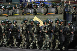 TEPPELAGT: Slik ser Urumqi ut i dag. Paramilit�re styrker fyller n� gatene for � forhindre nye sammenst�t. Foto: AP/Ng Han Guan/SCANPIX