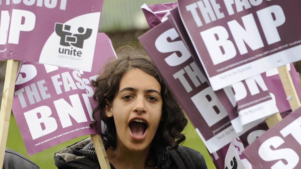DEMONSTRERER MOT BNP: Da lederen av British National Party (BNP) holdt en pressekonferanse p� en pub i Manchester forrige m�ned, samlet en rekke skrikende demonstranter seg utenfor puben. Stopp facistene i BNP st�r det p� plakatene. Foto: REUTERS/Nigel Roddis