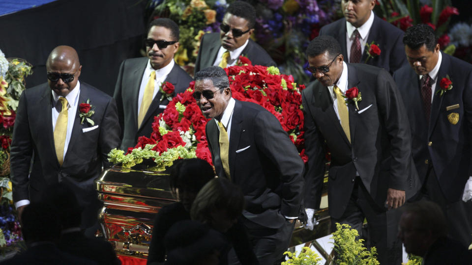DYR MINNESTUND: Ordf�reren i LA appellerer til fansen etter at det ble klart at byen ikke har r�d til � dekke utgiftene til sikkerhetsoppbudet og logistikken rundt minnestunden til Michael Jackson. Her b�rer Randy, Marlon, Tito, Jermaine og Jackie Jackson popkongens kiste i Staples Center i Los Angeles. Foto: SCANPIX