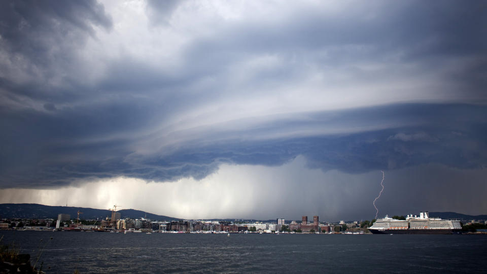 D�RLIG V�R: Flomfaren avtar p� �stlandet, men godv�ret lar vente p� seg. Bildet viser forrige ukes uv�r i Oslo. Foto: Tore Meek / SCANPIX .