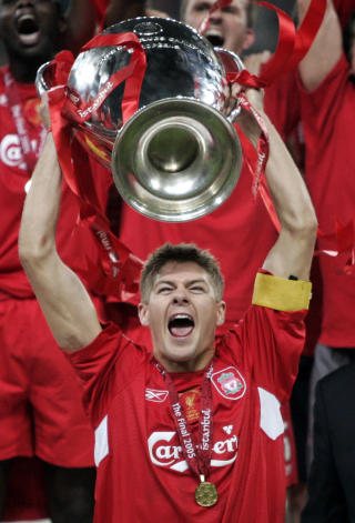 EUROPAS BESTE: Stevens Gerrard st�rste Liverpool-�yeblikk er trolig dette, da han som kaptein kunne l�fte Champions League-pokalen i 2005. Foto: AP/Dusan Vranic