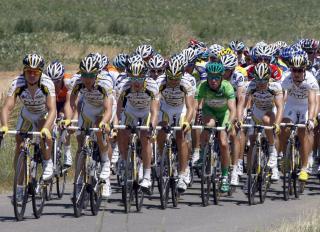 FORAN, SOM VANLIG: Mark Cavendish i front av hovedfeltet, sammen med sine trofaste lagkamerater. Team Columbia er lei av � gj�re hele jobben.Foto: SCANPIX/REUTERS/Eric Gaillard