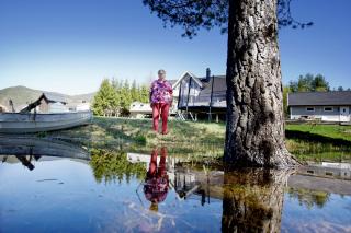 FLOMFARE: Inger Elgen ble rammet av flom i fjor og ser ikke bort ifra at det vil komme mye vann i Numedalselva i �r ogs�. Eldre kvinne ved bredden av elva.
Foto: Stian Lysberg Solum / SCANPIX