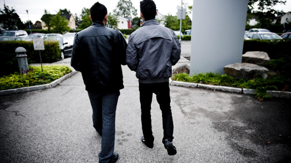 NEKTER STRAFFSKYLD: 17-�ringen (t.h.) er siktet for gruppevoldtekt av ei jente p� Romerike 28. juni. Kompisen (t.v.) var ogs� tilstede p� festen, og st�tter kameraten n�r han sier at alt som skjedde var frivillig. I dag m�tte 17-�ringen i Nedre Romerike tingrett. Foto: Thomas Rasmus Skaug
