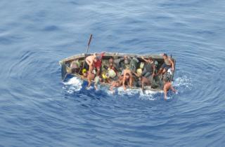 HAVSN�D: 13 cubanske b�tflyktinger ble plukket opp midt i Mexico-gulfen fra denne lille b�ten av det norske gasskipet Berge Danuta som tilh�rer rederiet BW Gas ASA i 2008. De hadde satt kurs fra Cuba til Florida, men var langt ute av kurs da de ble reddet. Foto: Mannskapet, Berge Danuta