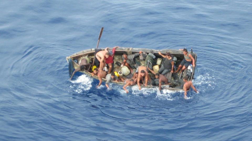 HAVSN�D:  13 cubanske b�tflyktinger ble plukket opp midt i Mexico-gulfen fra denne lille b�ten av det norske gasskipet Berge Danuta som tilh�rer rederiet BW Gas ASA i 2008. De hadde satt kurs fra Cuba til Florida, men var langt ute av kurs da de ble reddet.
Foto: Mannskapet,  Berge Danuta