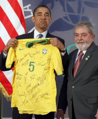BRASIL: President Barack Obama fikk en signert landslagstr�ye fra Brasils President Luiz Inacio Lula da Silva. Brasil slo USA 3-2 i pr�ve-vm, og Obama var kanskje ikke like entusiastisk som den brasilianske presidenten over det.    (Foto: REUTERS/Jason Reed)