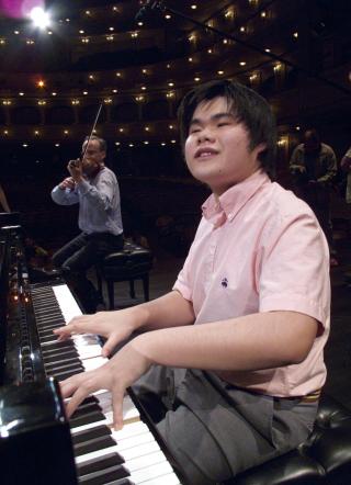 USA-DEBUT I CARNEGIE HALL: Alt som 20-�ring har Nobuyuki hatt en karriere andre pianister bare kan dr�mme om. Her i Texas under semifinalen i Van Cliburn-konkurransen. Foto: Scanpix
