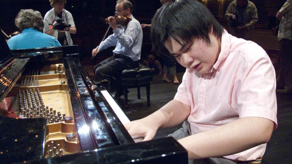 LESER IKKE NOTER: Nobuyuki Tsujii leser ikke braillenoter. I stedet memorerer han alle de klassiske stykkene, hver h�nd for seg. Her under semifinalen i den prestisjetunge Van Cliburn-konkurransen, som han senere vant. Foto: AP Photo/The Fort Worth Star-Telegram, Rodger Mallison)/SCANPIX