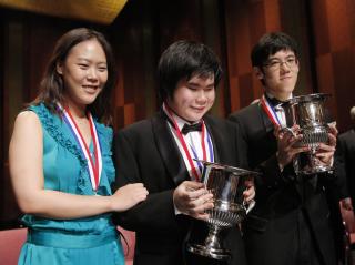 F�RSTE JAPANSKE VINNER: Nobuyuki Tsujii (i midten), sammen med s�lvvinner Yeol Eum Son fra S�r-Korea og kinesiske Haochen Zhang fra Kina, som han delte f�rsteprisen med. Foto: AP Photo/Fort Worth Star-Telegram, Rodger Mallison/SCANPIX
