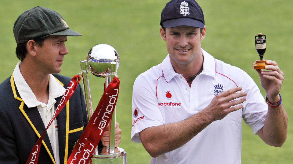 LITE TROF�: Den er knapt 15 centimeter h�y, og ingen vet hva asken inni stammer fra. Men The Ashes er likevel cricketsportens kanskje mest prestisjetunge trof�, og akkurat n� spiller England og Australia om �ren - og asken.Foto: WILLIAM WEST/AFP/SCANPIX