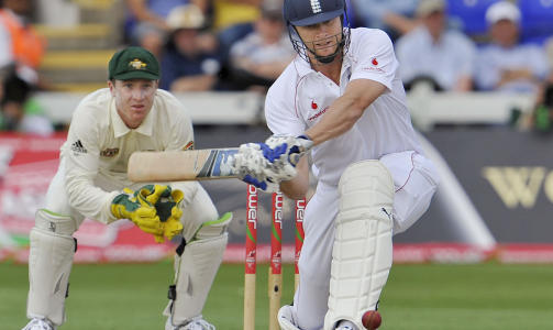KONSENTRERT: Australia har et lite overtak etter f�rste dag av �rets Ashes. Her sl�r legendariske Andrew �Freddie� Flintoff for England, mens australske Brad Haddin f�lger spent med.Foto: WILLIAM WEST/AFP/SCANPIX