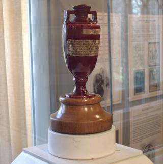 UTSTILT I LONDON: Den lille urnen som manifesterte kampen om The Ashes, st�r til daglig p� et cricketmuseum i London. Bare to ganger har den f�tt forlate museet, og selv om urnen ikke er det offisielle trofeet for kampene mellom Australia og England, er den det viktigste symbolet p� rivaliseringen mellom den gamle kolonien og koloniherrene fra England.Foto: WIKIMEDIA COMMONS
