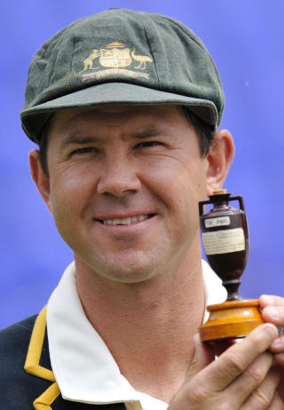 REGJERENDE MESTRE: Kaptein Ricky Ponting har ikke tenkt � gi fra seg The Ashes, som Australia vant tilbake i 2006. Inskripsjonen p� den lille urnen er like lite glamor�s som selve trofeet - det er rett og slett et cricket-dikt som er klippet ut av en avis og limt p� urnen.Foto: WILLIAM WEST/AFP/SCANPIX