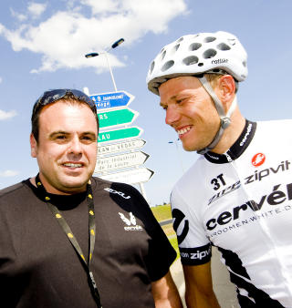 LITT HJELP, DA: Teamsjef i Cervelo, Thomas Campana, og Thor Hushovd etter tirsdagens lagtempoetappe i Montpellier. I dag kan Thor ha en ny mulighet p� spurtseier, om alt stemmer.
Foto: Heiko Junge / SCANPIX .