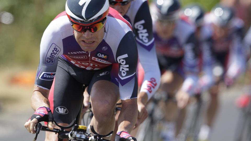 ALENE I FRONT: Cadel Evans har slitt i motbakke som kaptein for et mindre imponerende Silence Lotto hittil i Tour de France. I dagens motbakke inn mot m�l i Barcelona tror han Thor Hushovd kan f� vist fram oksekreftene sine. Foto: SCANPIX/AP Photo/Bas Czerwinski)