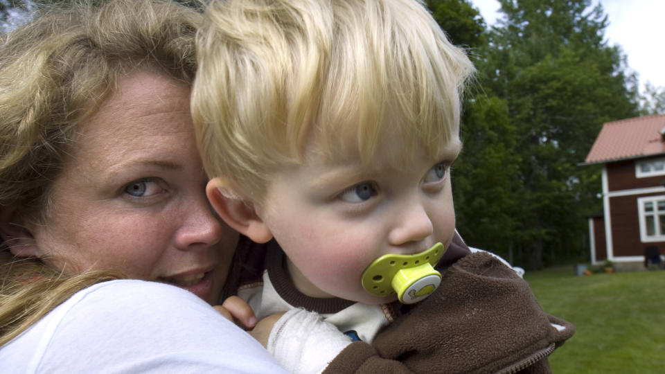 Skal si lille svenske Theo (2) har vært uheldig i møte med huggorm. thumbnail